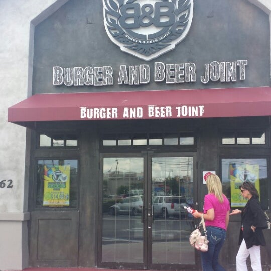 รูปภาพถ่ายที่ Burger &amp; Beer Joint โดย Bobby P. เมื่อ 6/20/2014