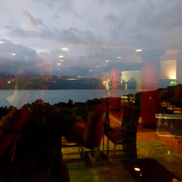 Foto tirada no(a) Lake Arenal Hotel &amp; Microbrewery por Adrian G. em 9/7/2019