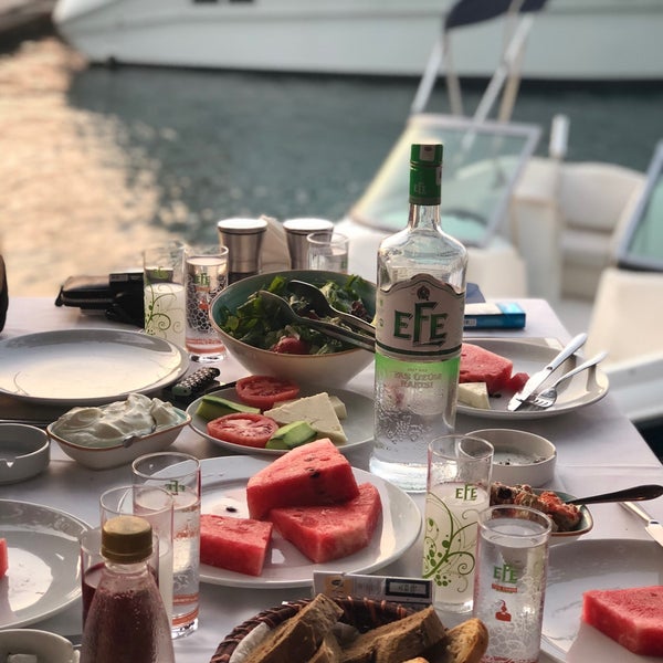 Photo prise au Yengeç Restaurant par Nilay T. le7/31/2018