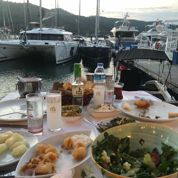 Foto diambil di Yengeç Restaurant oleh Nilay T. pada 7/25/2018