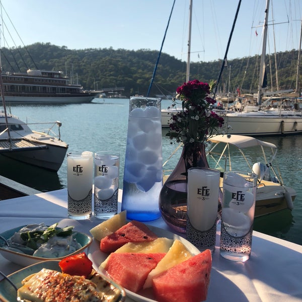 Das Foto wurde bei Yengeç Restaurant von Nilay T. am 10/3/2018 aufgenommen