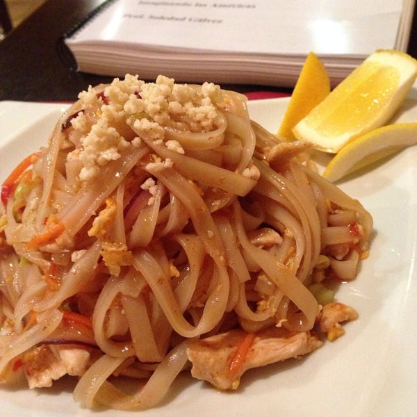 รูปภาพถ่ายที่ Phuket Thai Restaurante Tailandes โดย Valeria R. เมื่อ 2/2/2014
