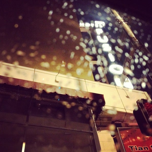 รูปภาพถ่ายที่ Hotel Fusion โดย Paulina F. เมื่อ 12/29/2012