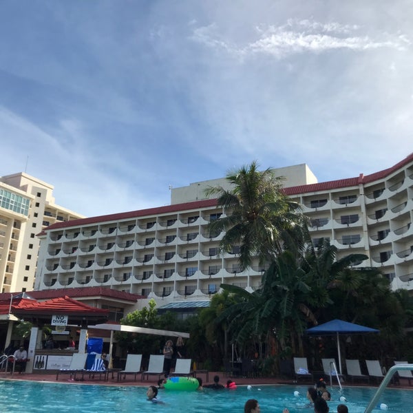 Снимок сделан в Hilton Guam Resort &amp; Spa пользователем Yasunori M. 10/21/2019