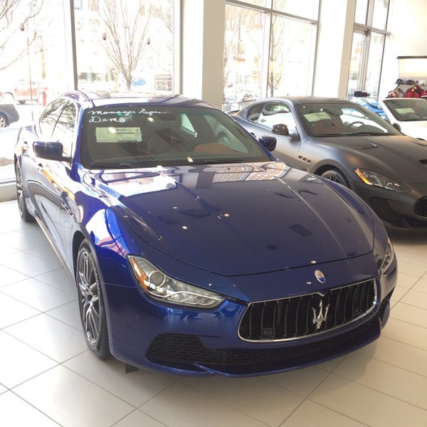 Das Foto wurde bei Maserati of Manhattan von TattedTae™ am 4/5/2014 aufgenommen