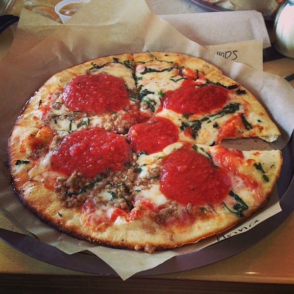 Photo taken at Pieology Pizzeria by Chonway T. on 5/19/2013