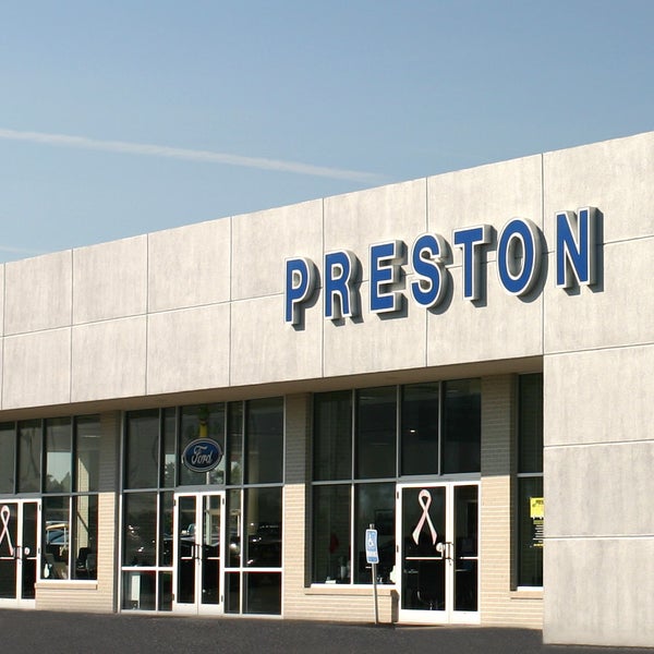 Foto tirada no(a) Preston Ford Inc. por Preston Ford Inc. em 2/6/2014