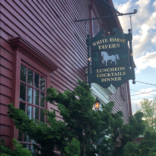 Foto tomada en The White Horse Tavern  por Bridget W. el 5/27/2019