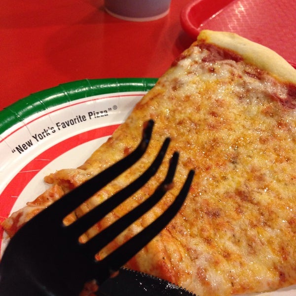 Снимок сделан в Famous Famiglia Pizza пользователем Elizabeth S. 12/24/2013