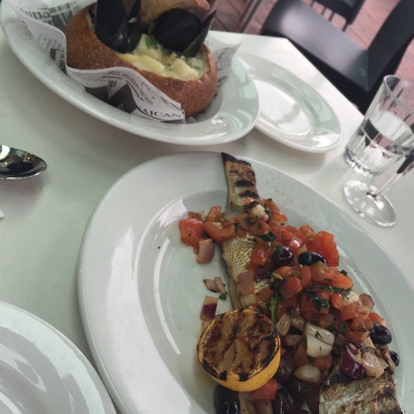 Foto scattata a Blue Fish Seafood Restaurant da Rae C. il 9/30/2015