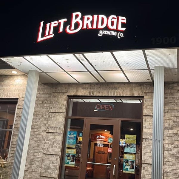 Das Foto wurde bei Lift Bridge Brewing Company von Ken E. am 8/14/2023 aufgenommen