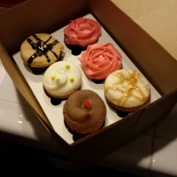 2/14/2014 tarihinde SoCal N.ziyaretçi tarafından Hapa Cupcakes'de çekilen fotoğraf