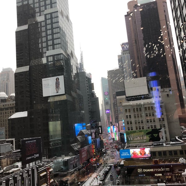 Tolles Hotel mit schöner Aussicht auf den Timesquare. Die Zimmer sind von angenehmer Größe. Das Personal ist freundlich Service gut Zimmer sauber Frühstück super. Kann man nur empfehlen