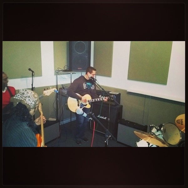 Das Foto wurde bei Rivington Music Rehearsal Studios von Marc K. am 12/13/2013 aufgenommen
