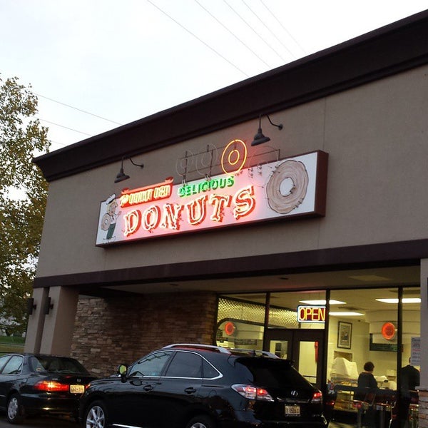 11/8/2014 tarihinde Matt S.ziyaretçi tarafından Donut Den'de çekilen fotoğraf