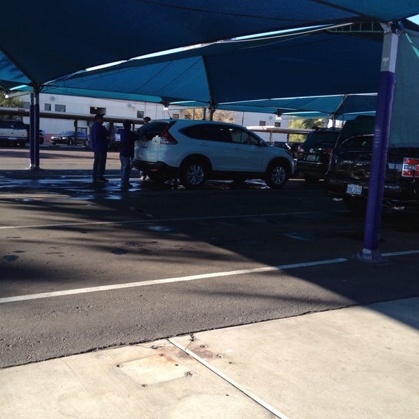 12/27/2013 tarihinde Claudine W.ziyaretçi tarafından Los Olivos Hand Car Wash'de çekilen fotoğraf