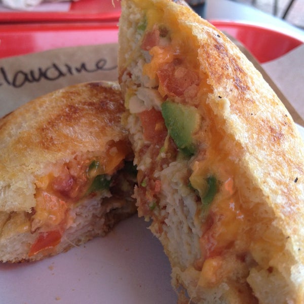 4/5/2013 tarihinde Claudine W.ziyaretçi tarafından Zookz - Sandwiches with an Edge'de çekilen fotoğraf