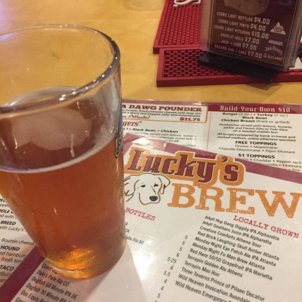 Foto diambil di Lucky&#39;s Burger and Brew oleh Scott K. pada 9/27/2017