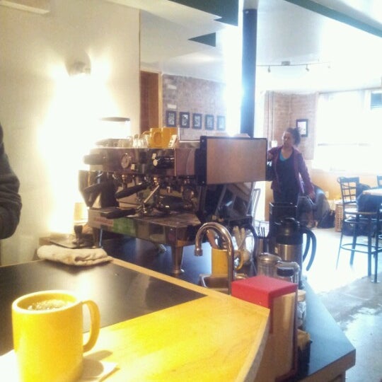 Das Foto wurde bei Bottom Line Coffee House von Kim am 11/4/2012 aufgenommen