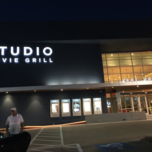 5/7/2016 tarihinde Joseph L.ziyaretçi tarafından Studio Movie Grill Plano'de çekilen fotoğraf