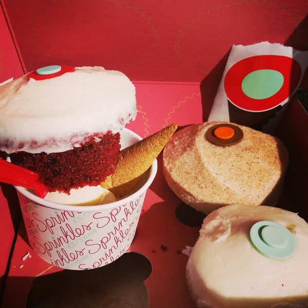 10/3/2014 tarihinde Carly🍒 .ziyaretçi tarafından Sprinkles Cupcakes'de çekilen fotoğraf