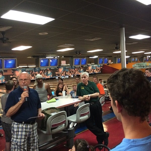 Photo taken at Skidmore&#39;s Holiday Bowl by Chris O. on 5/21/2014