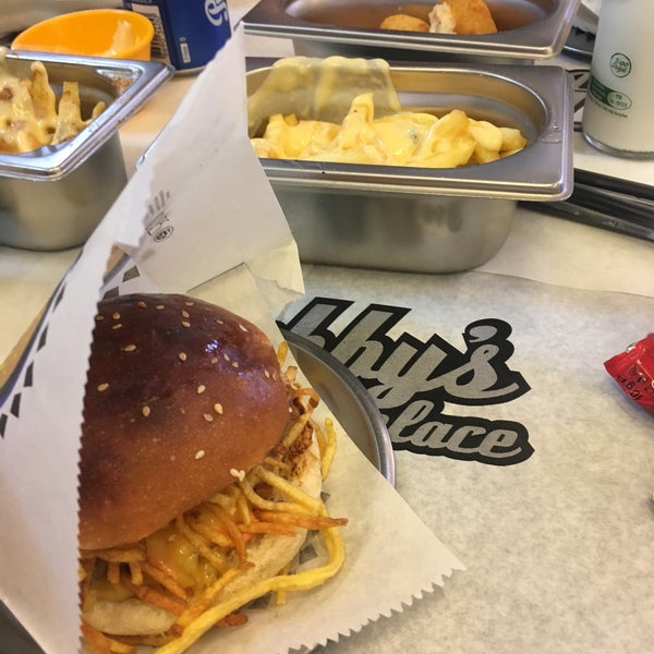 Снимок сделан в Dobby&#39;s Burger Place пользователем Brs S. 4/12/2019