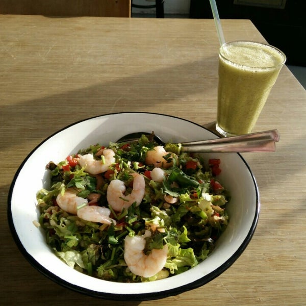 Foto diambil di Juice &amp; Salad oleh Marek M. pada 4/10/2015