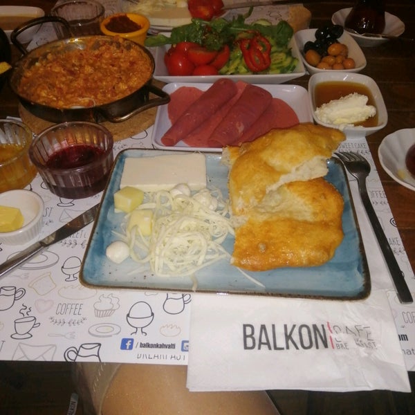 Снимок сделан в Balkon Cafe &amp; Kahvaltı пользователем Gözde V. 10/27/2021