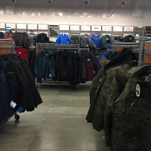 Foto scattata a Columbia Sportswear Employee Store da Michael O. il 12/31/2015