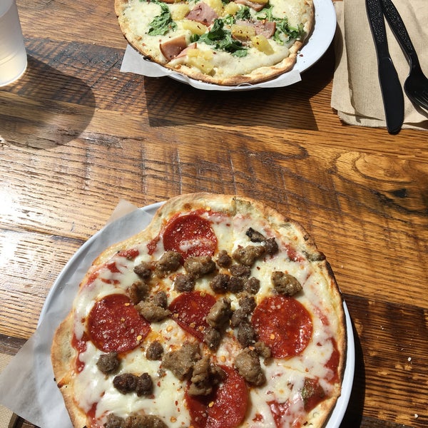 4/29/2017 tarihinde Michael O.ziyaretçi tarafından Mod Pizza'de çekilen fotoğraf