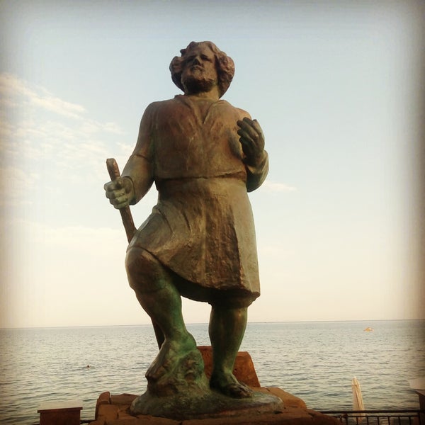 Памятник Волошина в Коктебеле