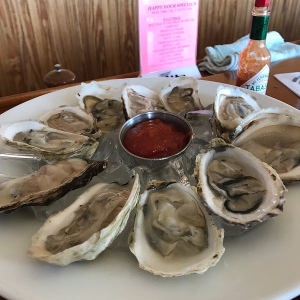 Foto diambil di Harbor View Restaurant oleh Tim M. pada 5/10/2018