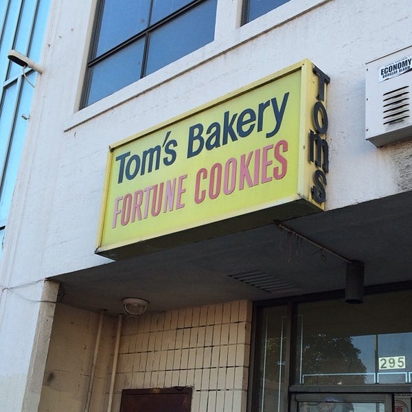 Foto scattata a Tom&#39;s Bakery Fortune Cookies da Arnold G. il 1/4/2014