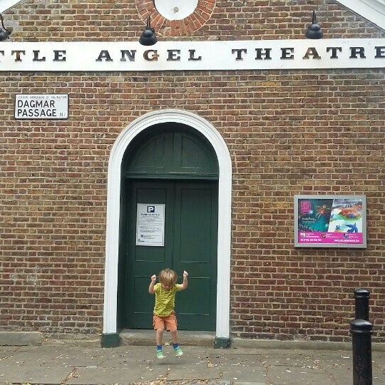 Foto tirada no(a) Little Angel Theatre por Matt C. em 7/30/2016