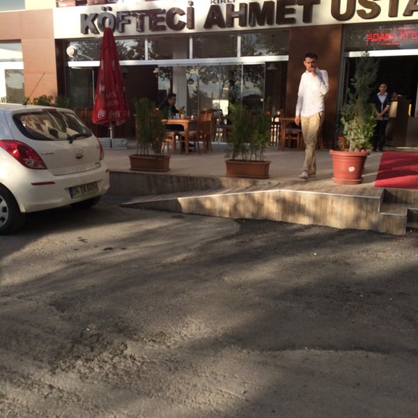 รูปภาพถ่ายที่ Köfteci Kirli Ahmet Usta โดย Adm เมื่อ 5/20/2014