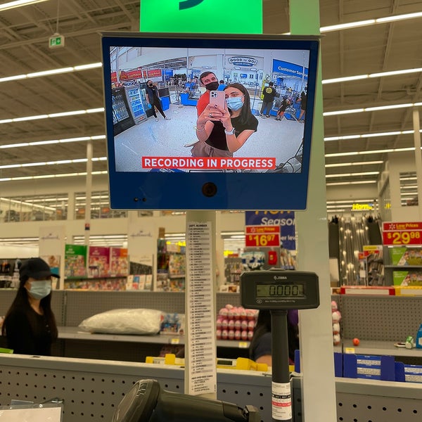 Das Foto wurde bei Walmart Supercentre von Anastasia K. am 7/23/2021 aufgenommen