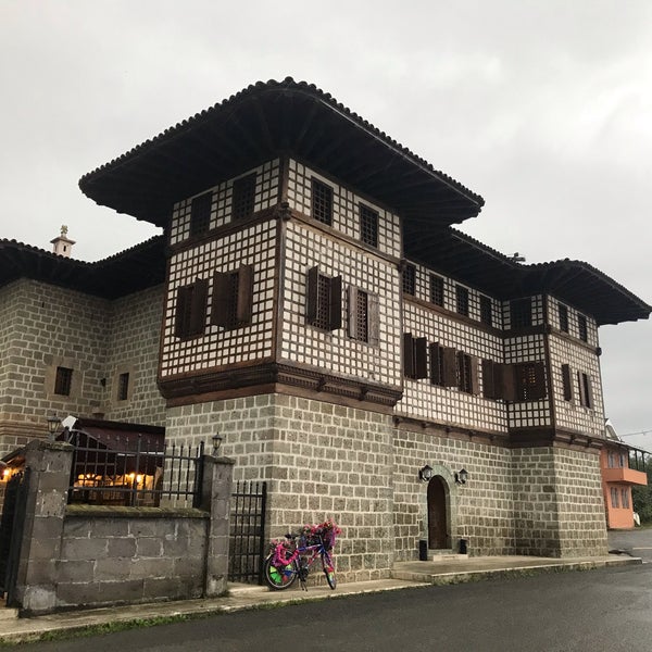 Foto diambil di Memişağa Konağı Kafe ve Restaurant oleh Habibe E. pada 8/30/2019