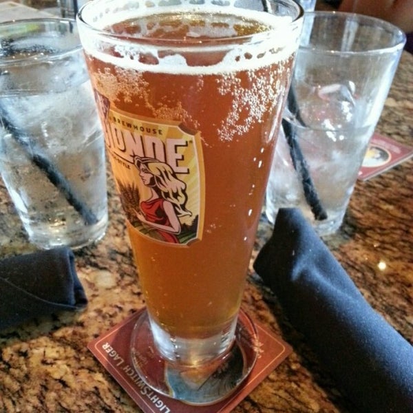 Photo taken at BJ&#39;s Restaurant &amp; Brewhouse by Isaac K. on 8/8/2014