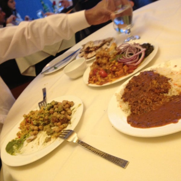 2/15/2013 tarihinde Matthew M.ziyaretçi tarafından Utsav Restaurant'de çekilen fotoğraf