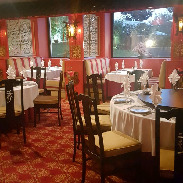 Foto diambil di Dragon Restaurant oleh Şöhret Y. pada 10/27/2017