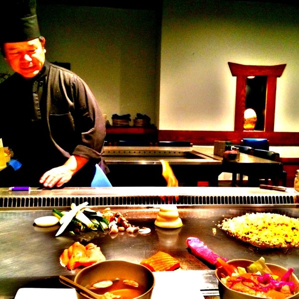 Снимок сделан в Kabuto Japanese House of Steak &amp; Sushi пользователем Anthony R. 5/8/2014