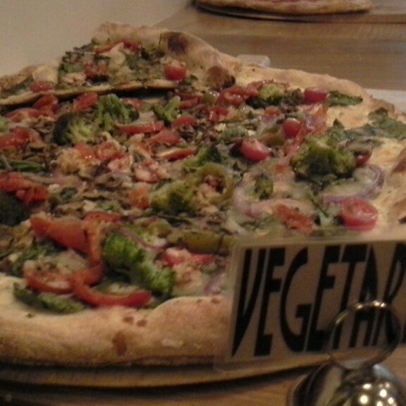 6/26/2014 tarihinde Art R.ziyaretçi tarafından Pellicola Pizzeria'de çekilen fotoğraf