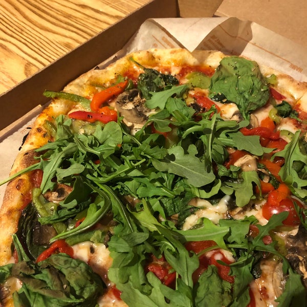 6/21/2021 tarihinde Vicki G.ziyaretçi tarafından Blaze Pizza'de çekilen fotoğraf