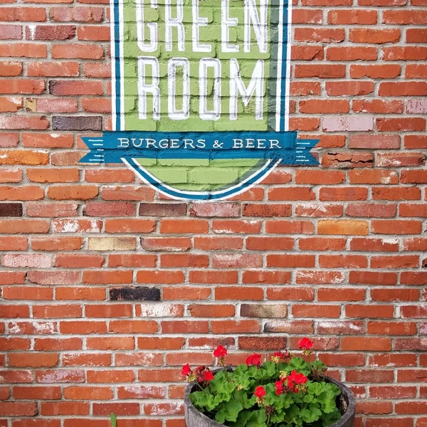 รูปภาพถ่ายที่ Green Room Burgers &amp; Beer โดย hm h. เมื่อ 5/27/2019