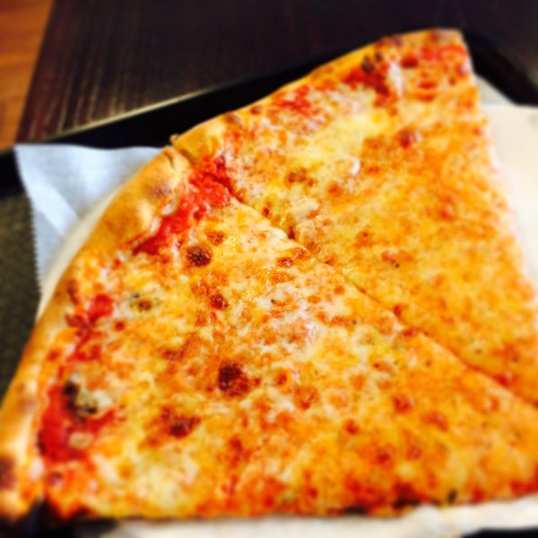 Das Foto wurde bei Delicacies Gourmet Delicatessen &amp; Pizza von Randy W. am 4/22/2014 aufgenommen