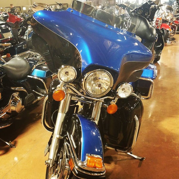 Das Foto wurde bei Black Hills Harley-Davidson von Wolf H. am 8/25/2015 aufgenommen