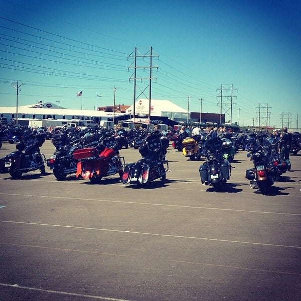 7/27/2014 tarihinde Wolf H.ziyaretçi tarafından Black Hills Harley-Davidson'de çekilen fotoğraf