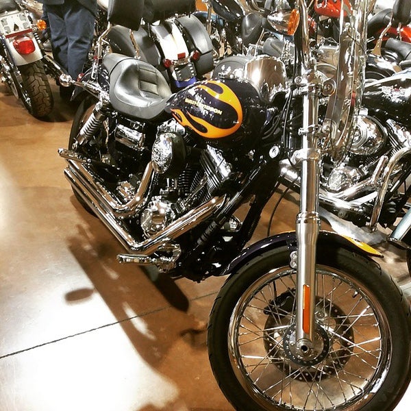 รูปภาพถ่ายที่ Black Hills Harley-Davidson โดย Wolf H. เมื่อ 3/7/2015