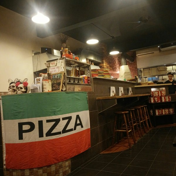 รูปภาพถ่ายที่ Michelangelo&#39;s Pizzeria โดย Ashley N. เมื่อ 5/1/2018